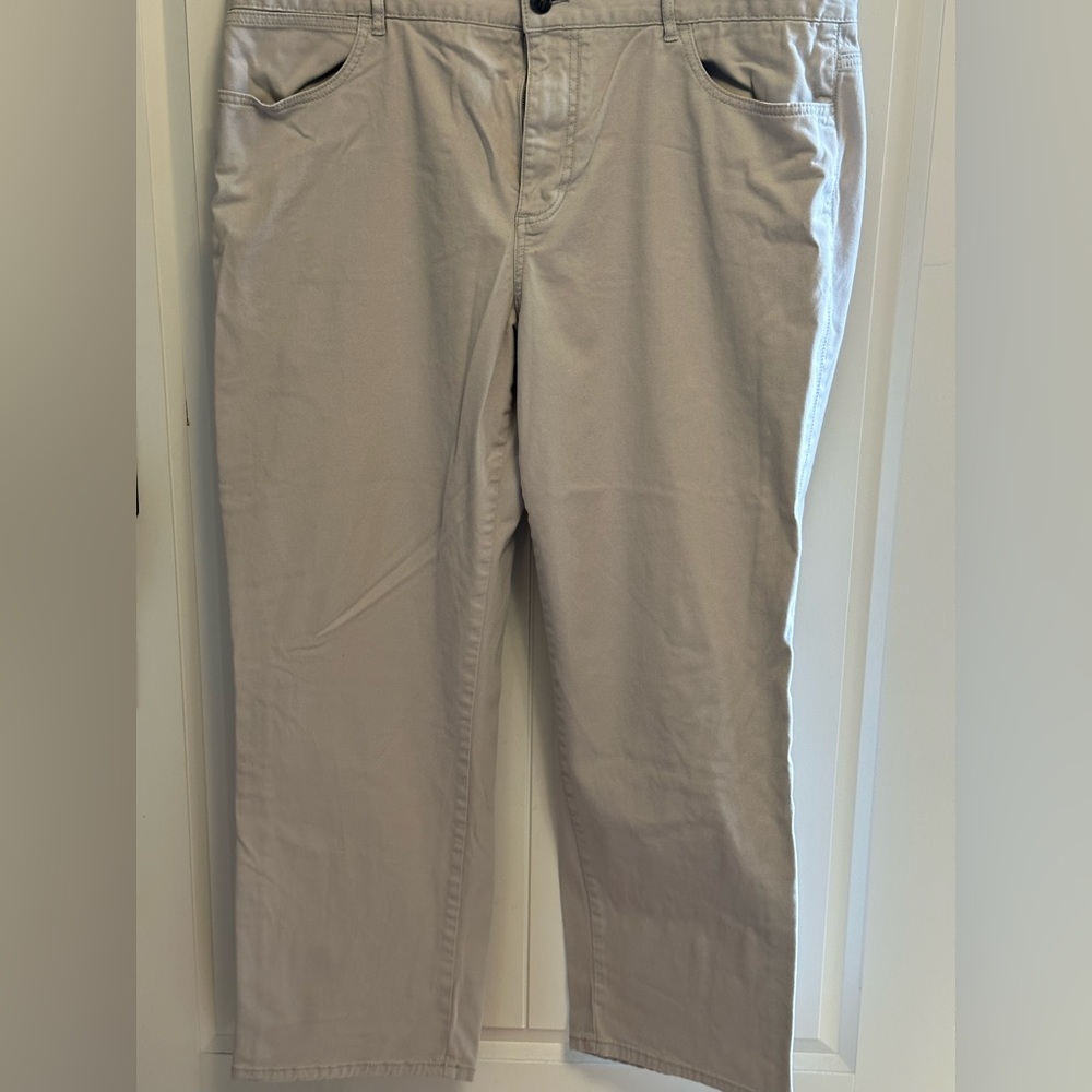 Men’s khaki pants 40x30.  Jonnie O.